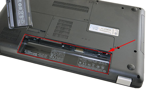 筆記型電腦的電池槽裡面的標籤也有型號信息